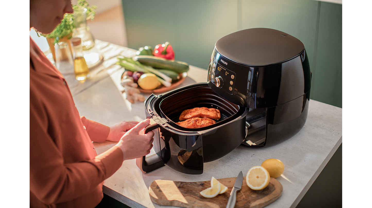 philips XXL Airfryer - 2200W, 50Hz, 1.4KGs, Smart Sensing Technology, Rapid Air Technology, Black/Copper - HD9867